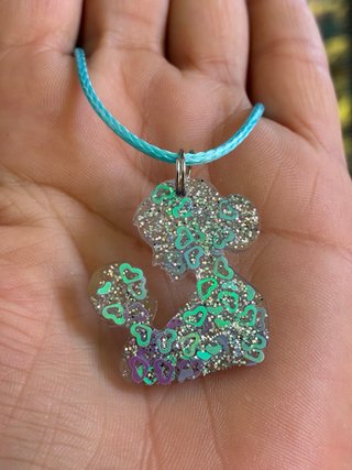 Collar artesanal de figura madre e hijo