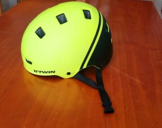 Casco de bicicleta amarillo y negro