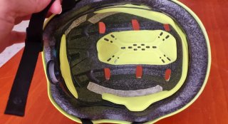 Casco de bicicleta amarillo y negro