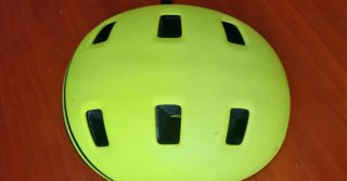 Casco de bicicleta amarillo y negro