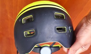 Casco de bicicleta amarillo y negro