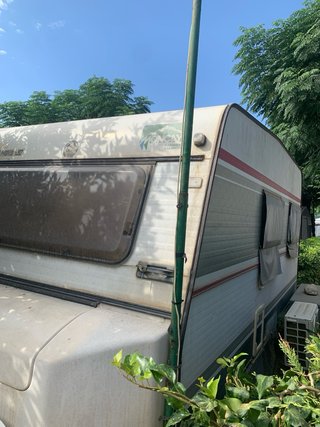 Caravana con avance y mobiliario