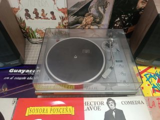 Tocadiscos Garrard y altavoces Pioneer