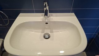 Lavabo de cerámica blanco con grifo, es de pie!