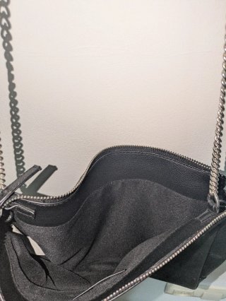 Bolso negro con rosas y tachuelas