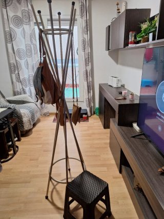 Perchero y taburete metálico y plástico