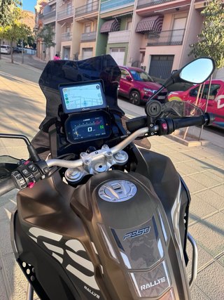 BMW F850GS Adventure Negra y Dorada