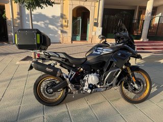 BMW F850GS Adventure Negra y Dorada