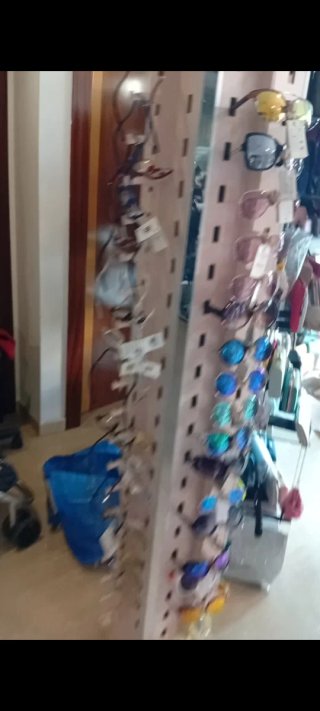 Lote de bolsos y complementos para hombre y mujer