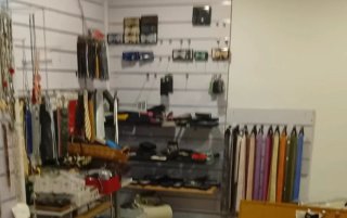 Lote de bolsos y complementos para hombre y mujer