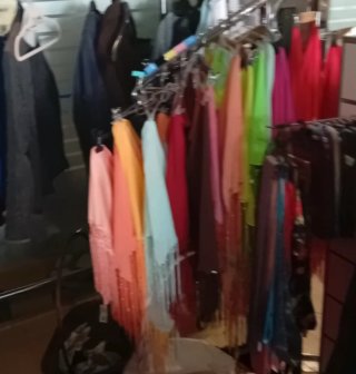 Lote de bolsos y complementos para hombre y mujer