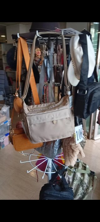 Lote de bolsos y complementos para hombre y mujer