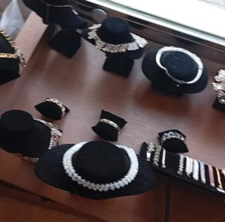 Lote de bolsos y complementos para hombre y mujer
