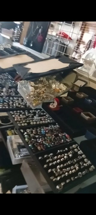 Lote de bolsos y complementos para hombre y mujer