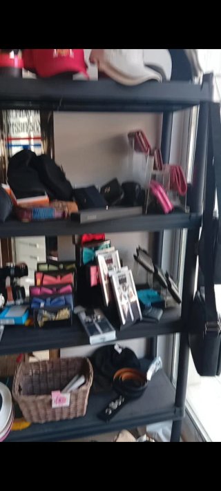 Lote de bolsos y complementos para hombre y mujer