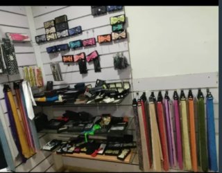 Lote de bolsos y complementos para hombre y mujer
