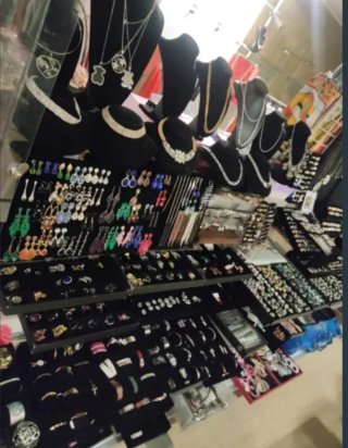 Lote de bolsos y complementos para hombre y mujer