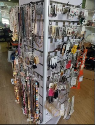 Lote de bolsos y complementos para hombre y mujer