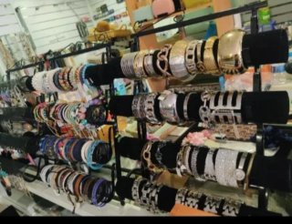 Lote de bolsos y complementos para hombre y mujer