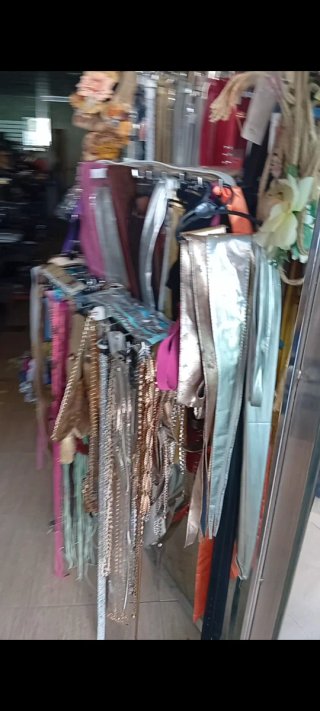 Lote de bolsos y complementos para hombre y mujer