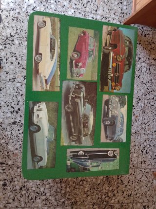 Mesilla antigua auxiliar decorada con coches