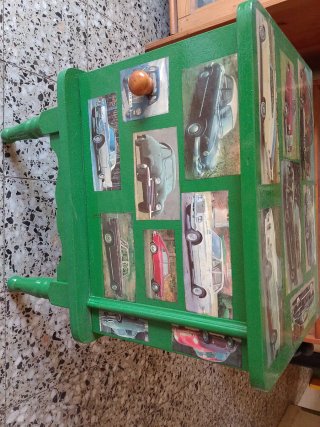 Mesilla antigua auxiliar decorada con coches