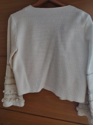 Chaqueta blanca con adornos dorados