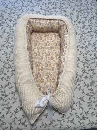 Nido para bebé con estampado de arcoíris
