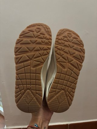Zapatillas Skechers Beige y Dorado Nuevas