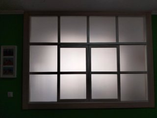 Ventana de madera con vidrios esmerilados