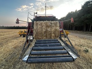 Empacadora New Holland BB960 con rastros
