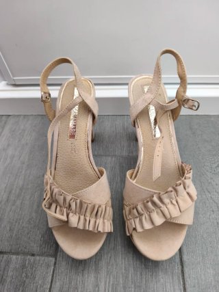 Sandalias beige María Mare con volantes