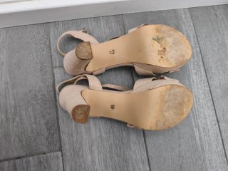 Sandalias beige María Mare con volantes