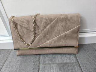 Sandalias beige María Mare con volantes