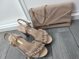 Sandalias beige María Mare con volantes