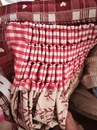 Falda tradicional aragonesa beige y roja