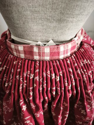 Falda tradicional aragonesa beige y roja