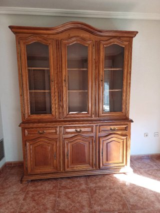 Mueble de madera con vitrina