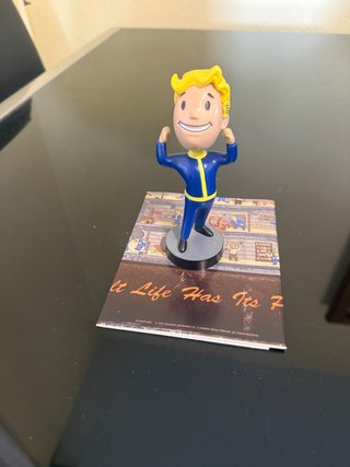 Figura Fallout Vault Boy Bethesda y poster ps4