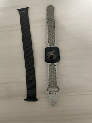 Apple Watch SE con 2 correas  y cargador.