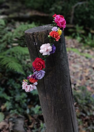 Corona de flores multicolor, tocado, tiara