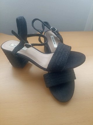 Sandalias tacón Pull and Bear negras T37