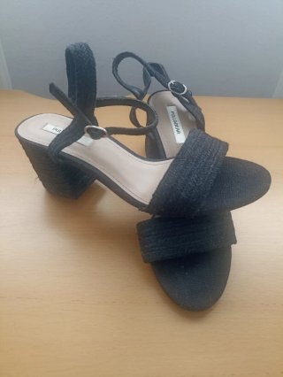 Sandalias tacón Pull and Bear negras T37