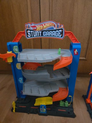 2 garajes Hotwheels + 1 Fisher Price