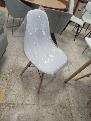 Sillas de plástico y madera blancas