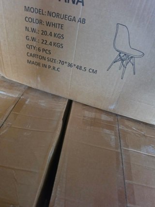Sillas de plástico y madera blancas