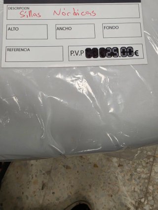 Sillas de plástico y madera blancas