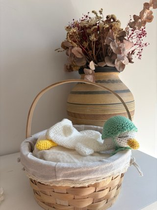 Manta de apego patito crochet hecho a mano