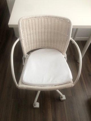Escritorio Ikea y Silla Mimbre blanca