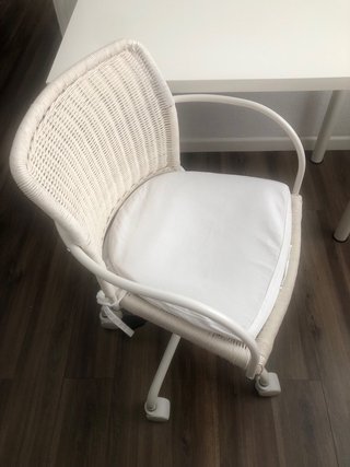 Escritorio Ikea y Silla Mimbre blanca